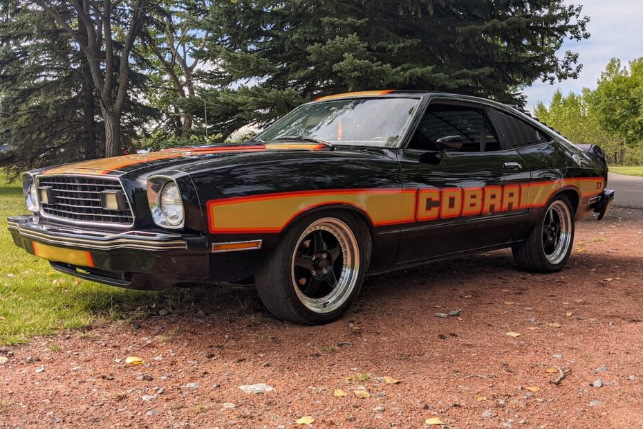 Vue de trois quarts avant de la Mustang II Cobra II de Braxton avec décorations d’origine