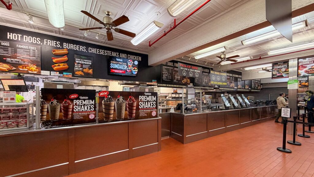 Chez Nathan's Famous, où nous mangeons de délicieux hot-dogs !