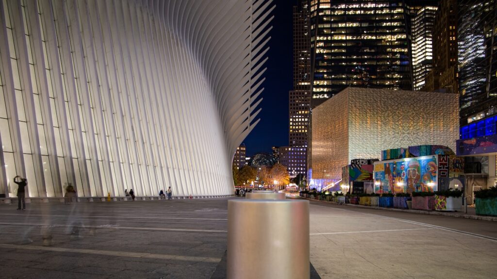 Nous mangeons nos parts de pizza devant l'Oculus.