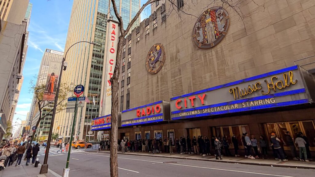Le Rockefeller Center se trouve en face de Radio City.