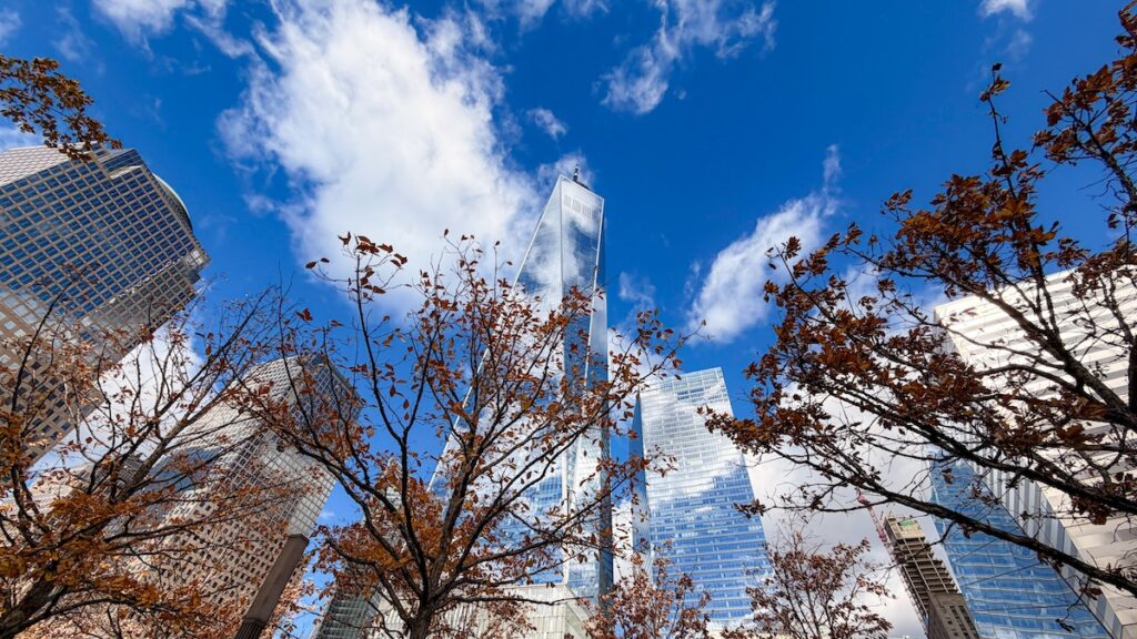 Le One World Trade Center, majestueux et reflétant les nuages alentours...