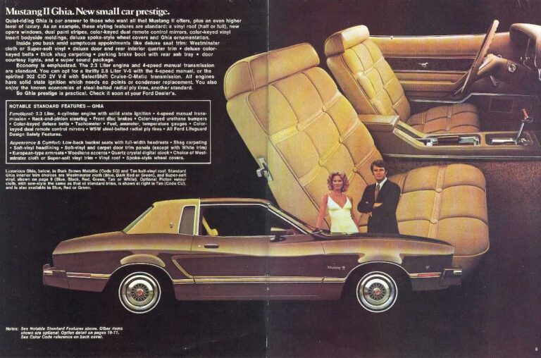 Brochure d’époque présentant une Ford Mustang II GHIA et son positionnement luxueux dans la gamme Mustang II