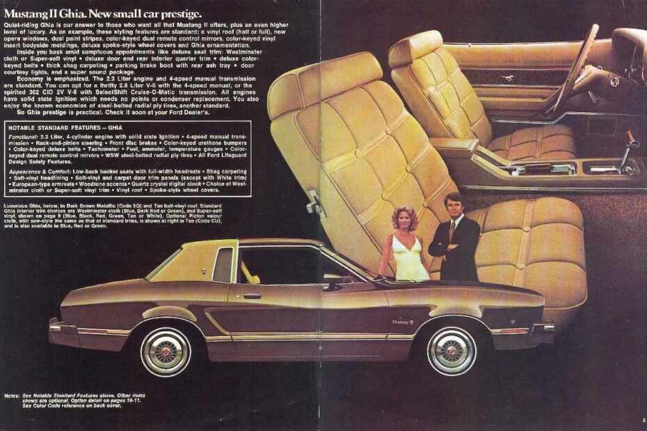 Brochure d’époque présentant une Ford Mustang II GHIA et son positionnement luxueux dans la gamme Mustang II