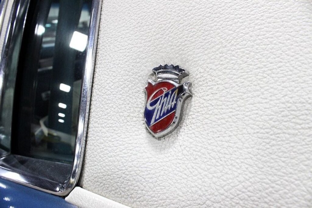 Badge GHIA intégré au vinyle arrière sur une Ford Mustang II GHIA de 1976