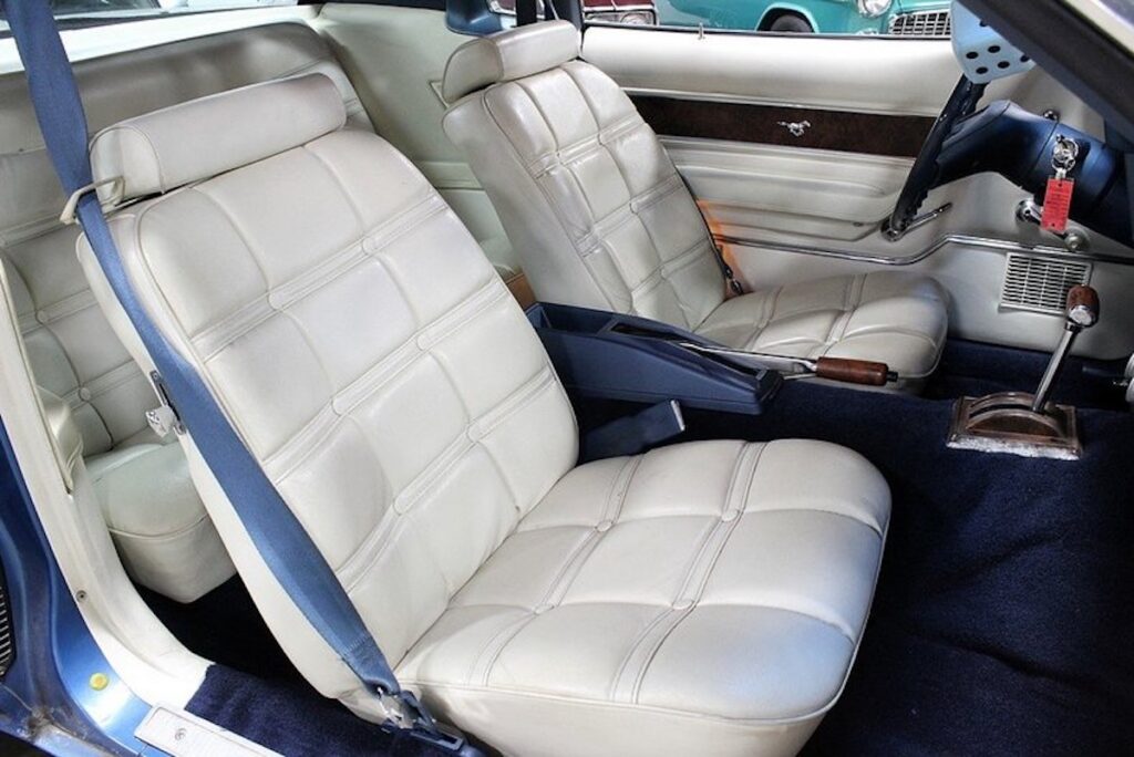 Sièges en vinyle d’origine sur une Ford Mustang II GHIA de 1976
