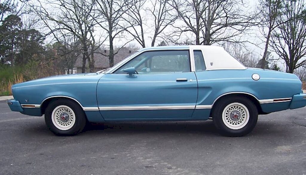 Toit vinyle partiel sur une Ford Mustang II GHIA de 1977 vu de profil