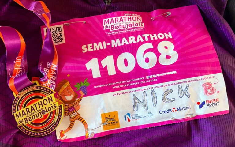 Mon dossard et ma médaille du Semi Marathon du Beaujolais.