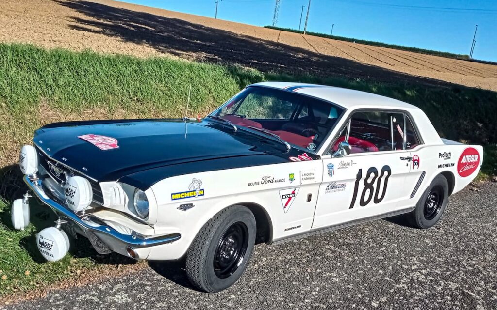 La réplique de la Mustang 180 recréée par Pierre Boulesteix et Violette Boulesteix, fidèle à l’esprit du modèle engagé en 1965.