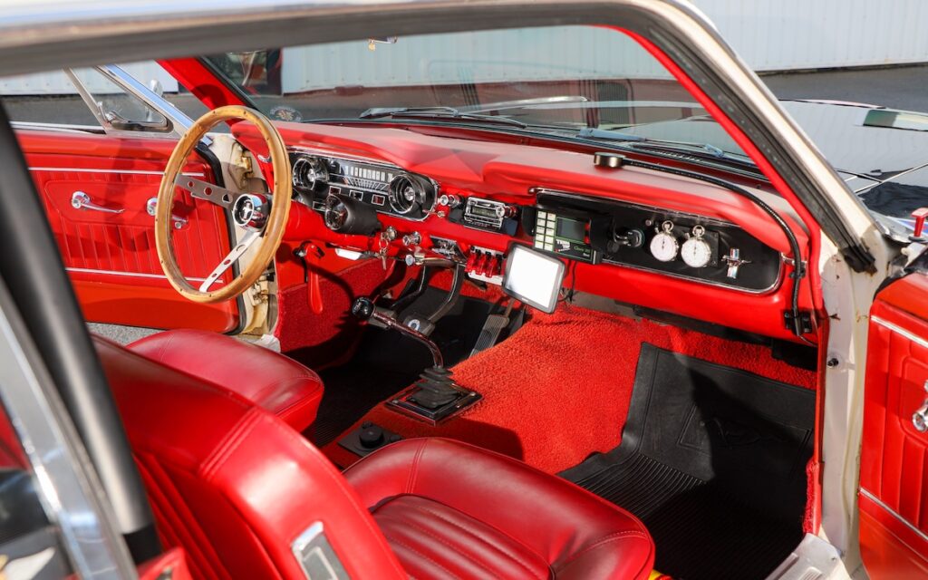 À l’intérieur, la Mustang 180 conserve une instrumentation inspirée du rallye, fidèle à l’ambiance des années 1960.