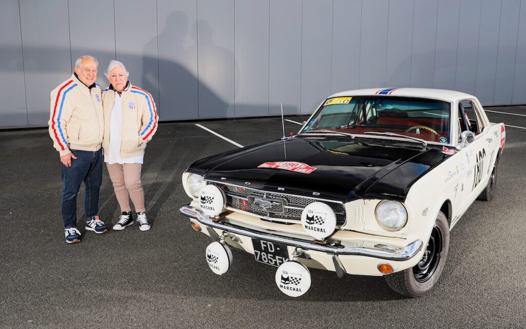 Pierre Boulesteix et Violette Boulesteix aux côtés de leur Mustang 180, qu’ils font vivre sur les routes depuis plusieurs années.