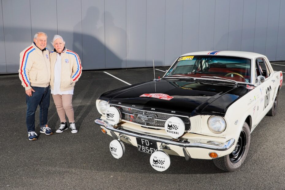 Pierre Boulesteix et Violette Boulesteix aux côtés de leur Mustang 180, qu’ils font vivre sur les routes depuis plusieurs années.