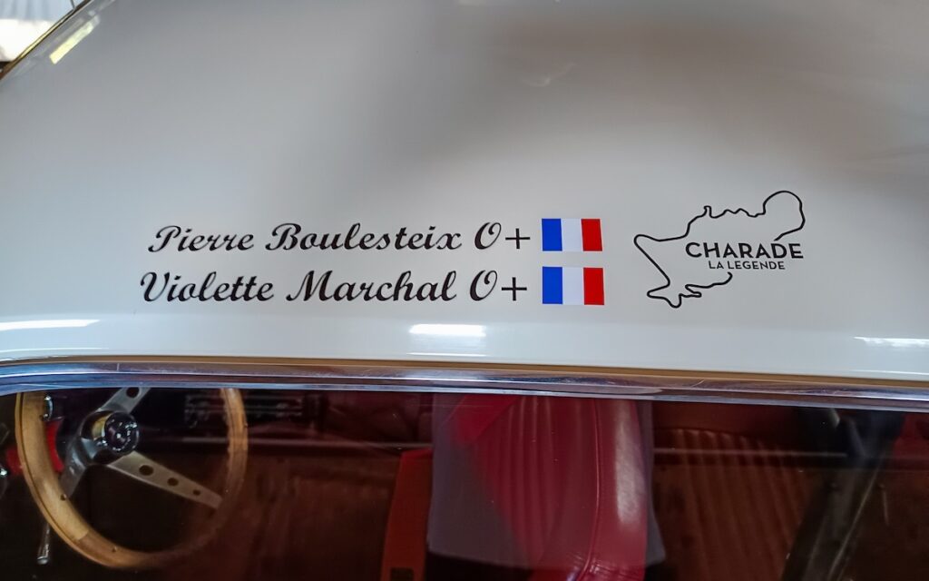 Sur le toit, les noms de Pierre et Violette, leur groupe sanguin et le drapeau français rappellent l’esprit des équipages de rallye d’époque.