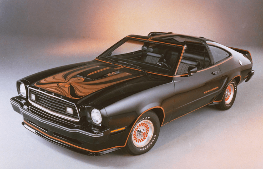 La Ford Mustang King Cobra de 1978 dans sa version noire et or.