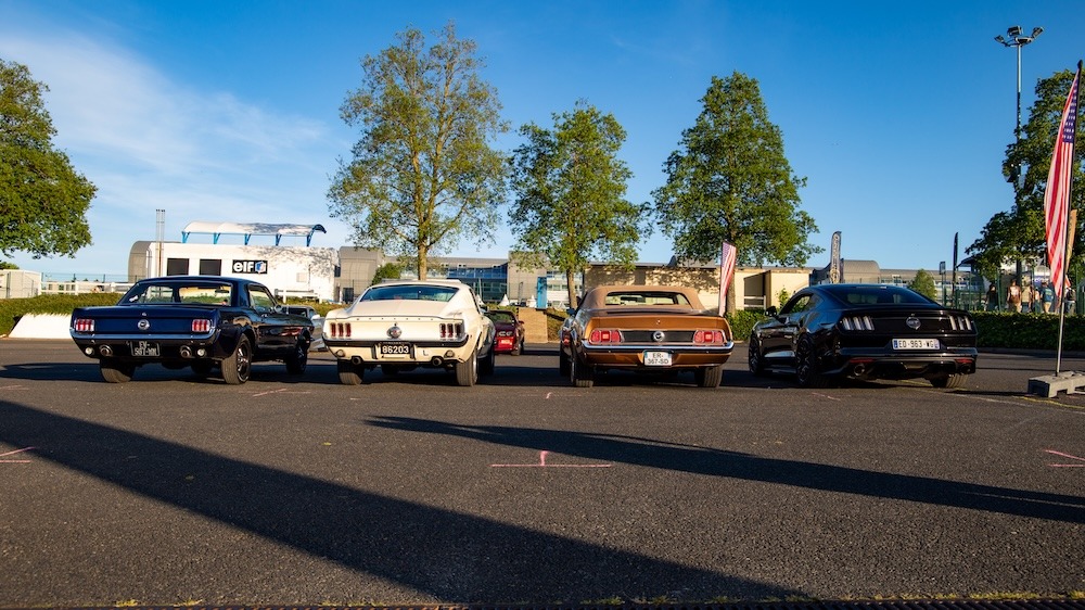 Les voitures de notre petit groupe garées sur le parking du circuit.
