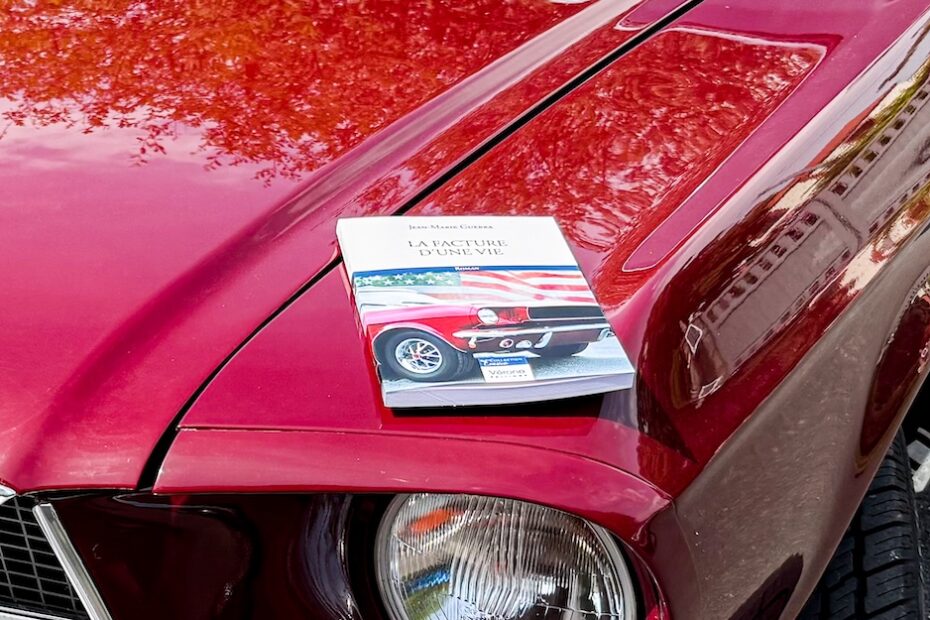 Le livre "la facture d'une vie" de Jean-Michel Guerra posé sur la Mustang star du roman.