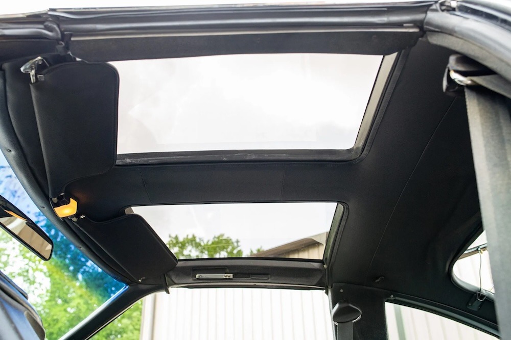 Les panneaux de la Mustang II t-roof vus de l'intérieur de la voiture.