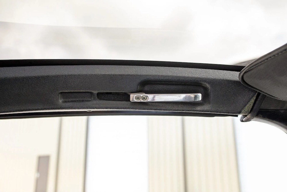 Le système permettant de libérer les panneaux de la Mustang II T-roof.