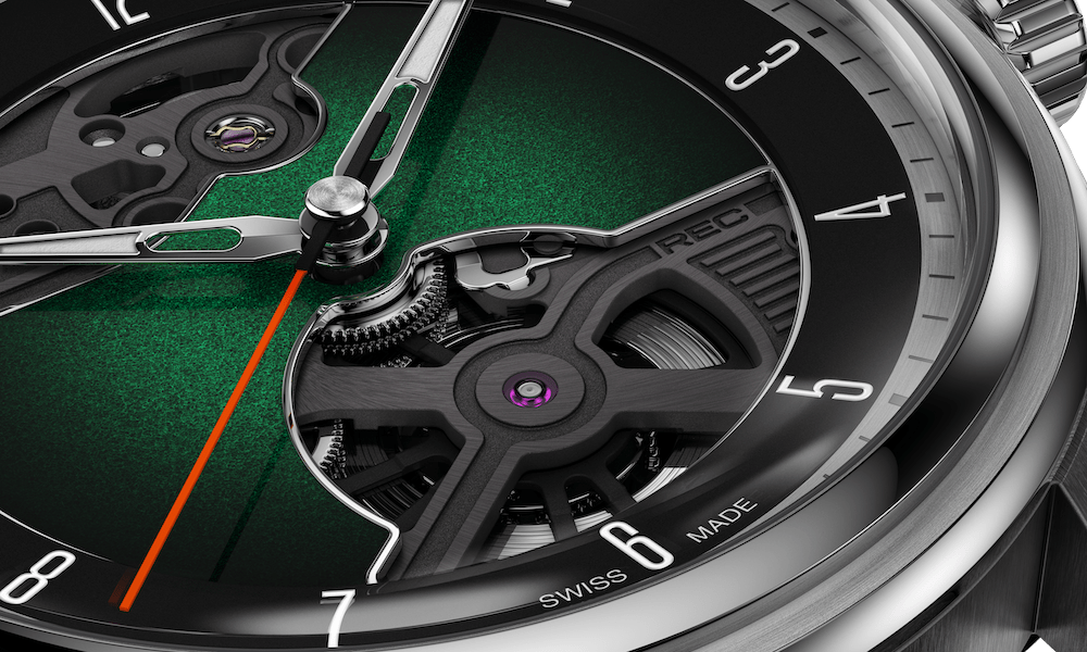 Sous son apparente sobriété, la Bullitt 558 DNA Edition dévoile discrètement son mouvement semi-squeletté, développé spécifiquement pour cette édition.