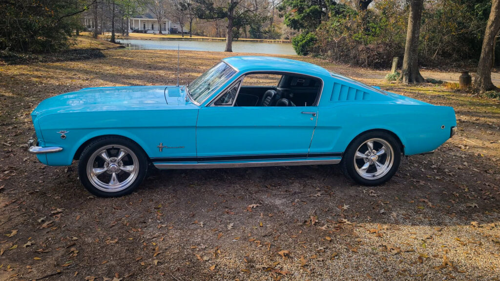 La peinture Fresca Blue de la Mustang contraste avec les couleurs automnales de la Louisiane.
