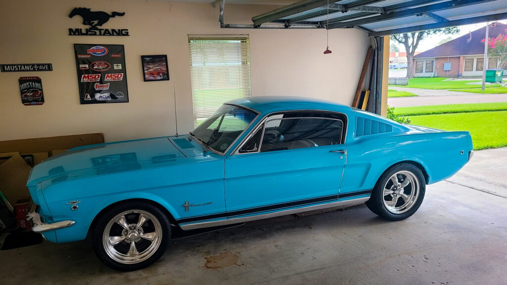 La Mustang dans le garage familial, où John la conserve et continue de veiller sur elle plus d’un demi-siècle après son achat.