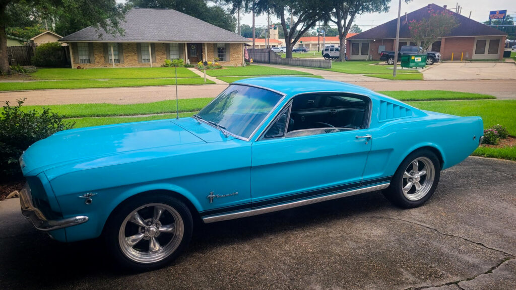 Plus de cinquante-sept ans après son achat, la Mustang de John est toujours garée devant son domicile.