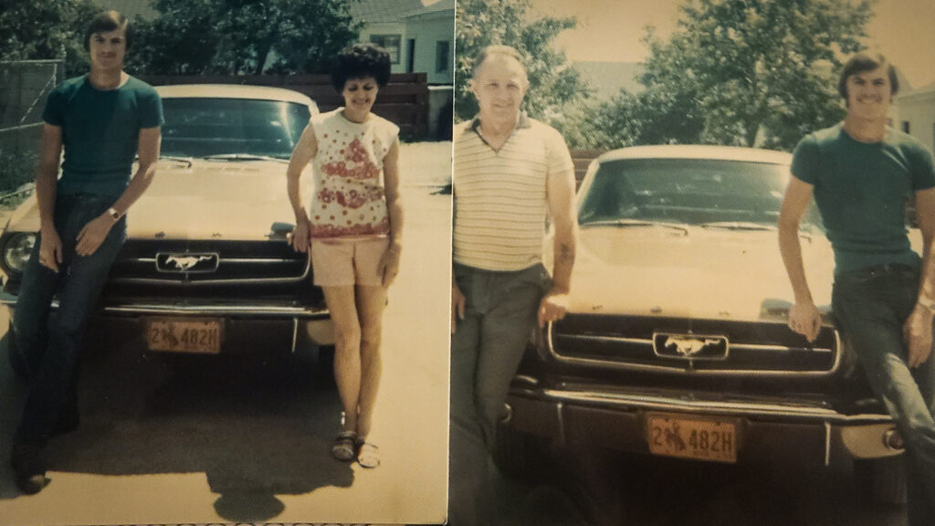 À l’été 1973, John pose devant sa Mustang avec celle qui deviendra son épouse, à gauche, puis avec son père, à droite.