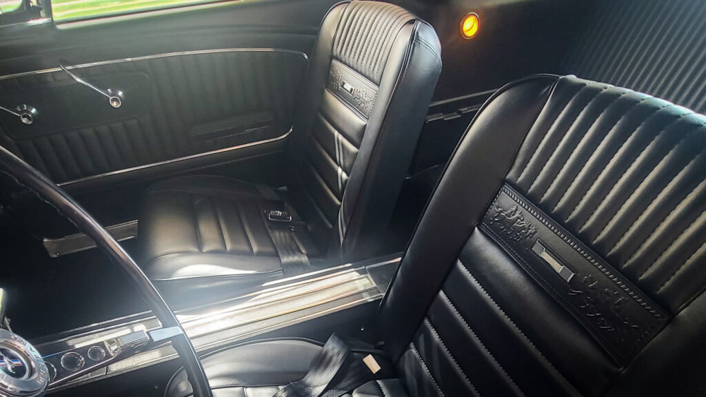 L’intérieur restauré de la Mustang, désormais équipé d’une sellerie Pony noire en remplacement de l’intérieur Palomino d’origine.