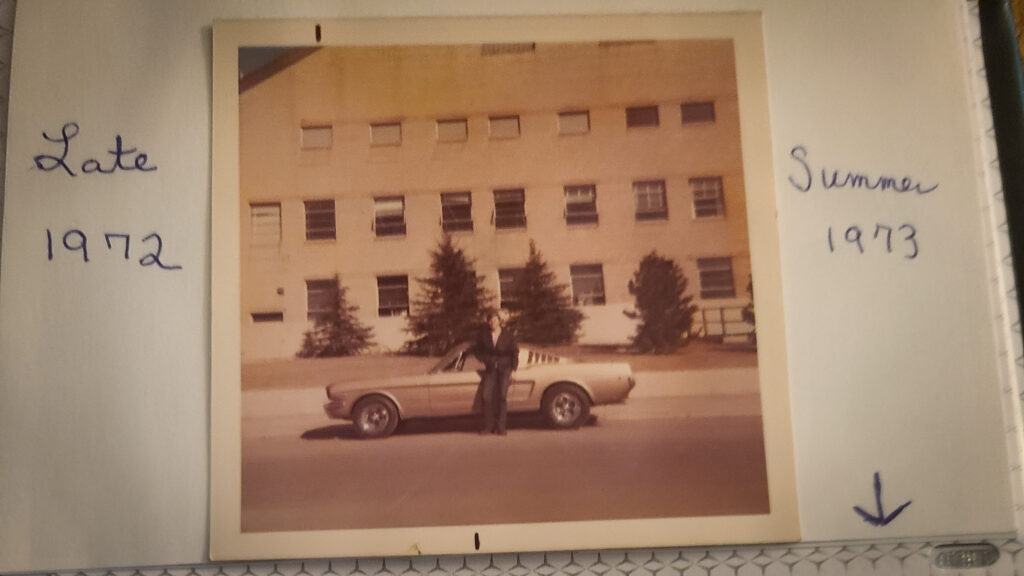 John pose devant sa Ford Mustang Fastback de 1965 à la fin de l’année 1972. La voiture porte encore sa teinte d’origine Prairie Bronze.