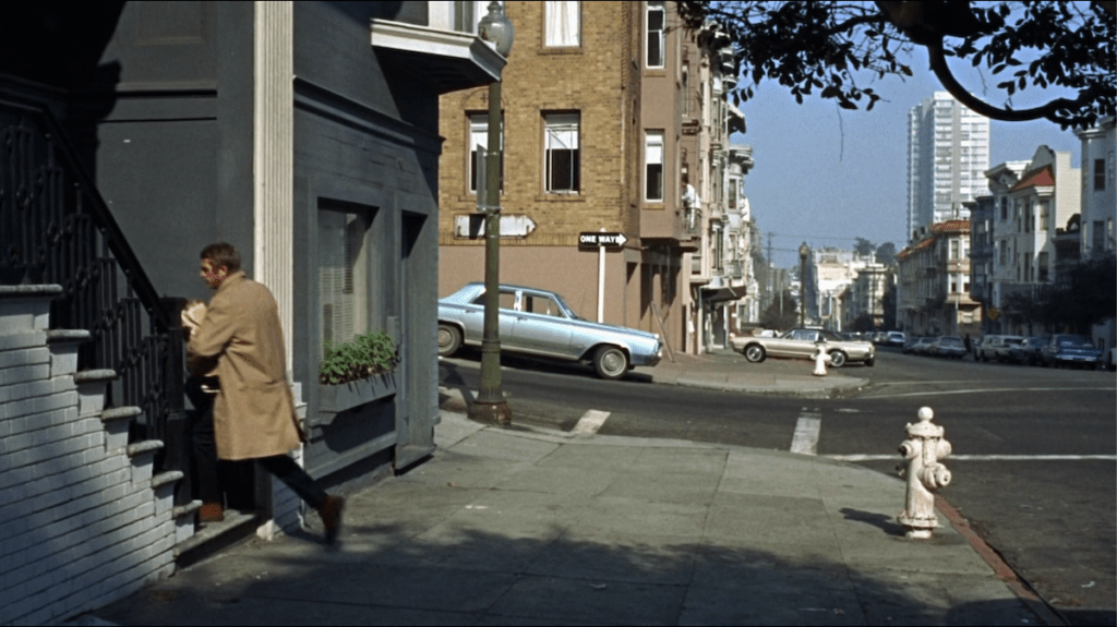 Frank Bullitt devant son appartement au 1153 Taylor Street. Capture d'écran du film Bullitt (Peter Yates, 1968). © Warner Bros.