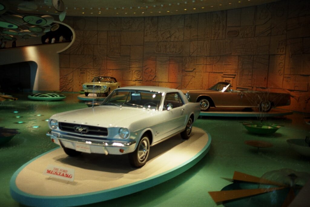Ford Mustang exposée avec d'autres modèles dans le pavillon Ford à la World's Fair