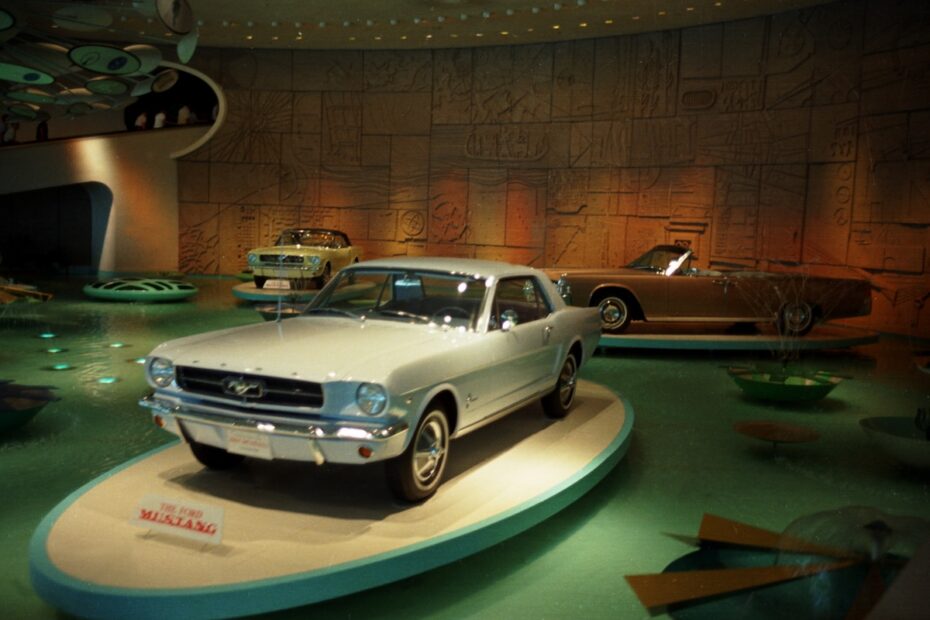 Ford Mustang exposée avec d'autres modèles dans le pavillon Ford à la World's Fair