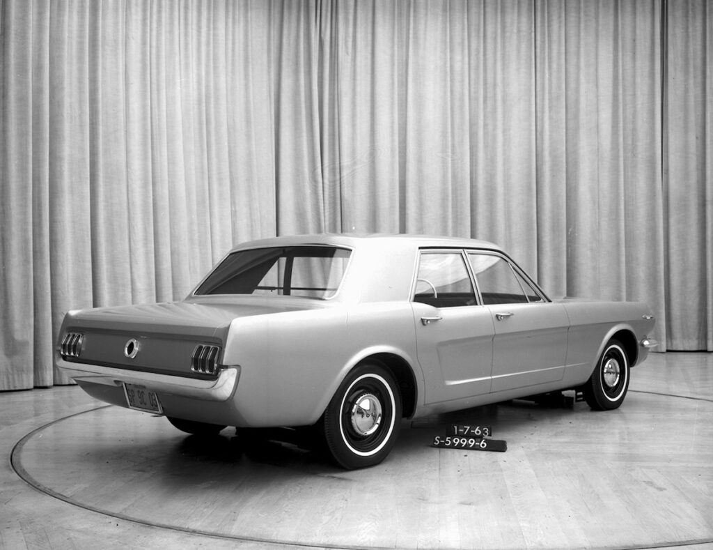 Dès 1965, un prototype prévoyait un coupé sedan 4 portes basé sur la Ford Mustang.