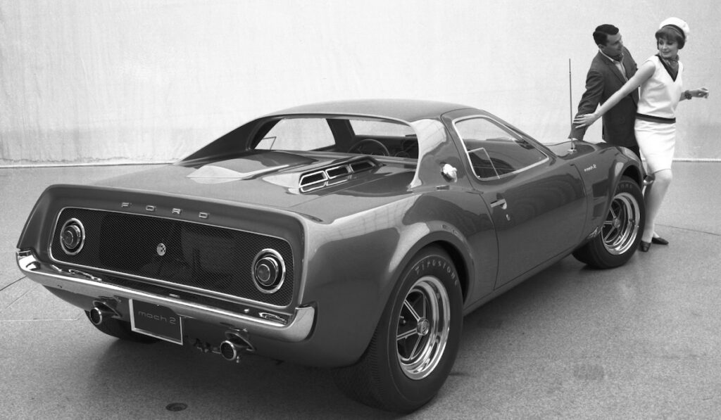 Dès 1967, Ford développe la Mach 2. Une sportive à moteur central utilisant plusieurs composants issus de la Mustang de 1966. Crédits photos : Ford Motor Company