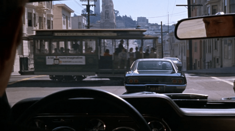 Frank Bullitt au volant de sa Mustang dans les rues de San Francisco : une caméra embarquée au cœur de la ville pour l'une des poursuites les plus célèbres du cinéma. Bullitt © Warner Bros.