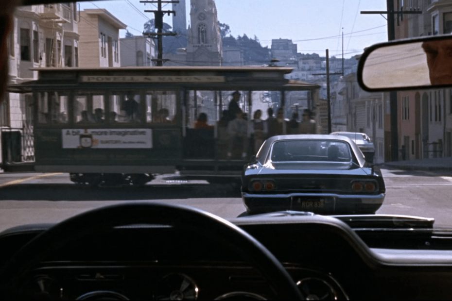 Frank Bullitt au volant de sa Mustang dans les rues de San Francisco : une caméra embarquée au cœur de la ville pour l'une des poursuites les plus célèbres du cinéma. Bullitt © Warner Bros.
