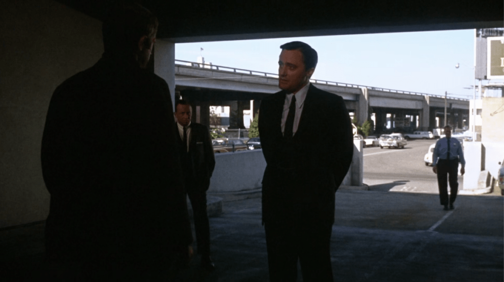 Bullitt et Chalmers devant le Hall of Justice, à l'entrée des ambulances sur Harriet Street. Bullitt © Warner Bros.