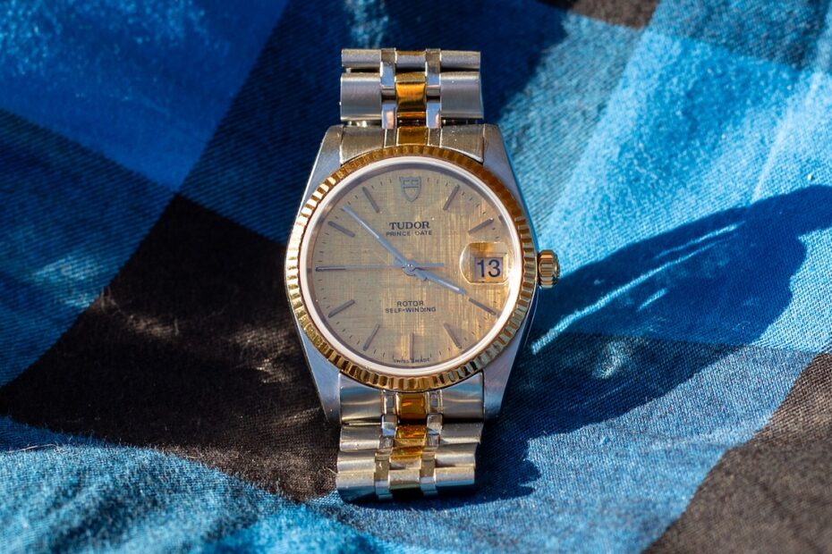 Le bracelet bi ton de ma Tudor lui va finalement plutôt bien.