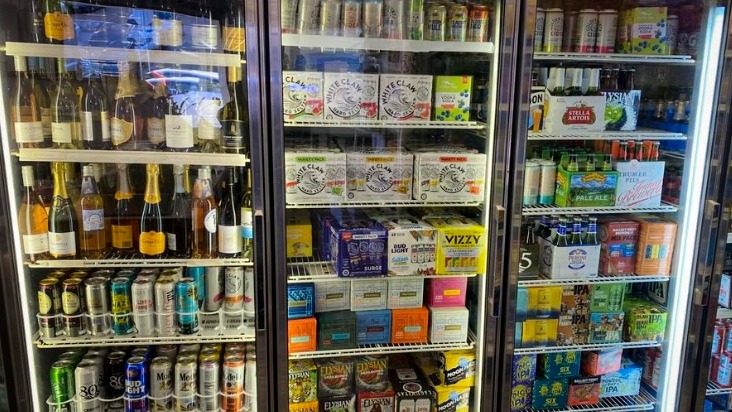 Les produits surgelés sont toujours vendus chez VJ Grocery, mais les anciens congélateurs-bacs visibles dans Bullitt ont depuis laissé place à des rayonnages réfrigérés. Crédits : Tom Taptelis.