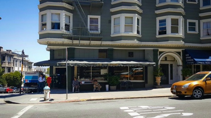 VJ Grocery vu depuis Taylor Street, à proximité de l’entrée de l’immeuble de Frank Bullitt dans le film. Ce recul permet également de découvrir l’architecture edwardienne du bâtiment qui abrite l’épicerie. Crédits : Tom Taptelis.