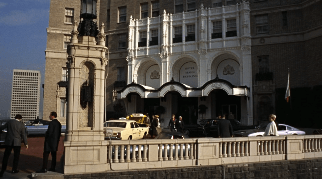 Le Mark Hopkins Hotel vu dans Bullitt lors de l'arrivée de Johnny Ross à San Francisco.