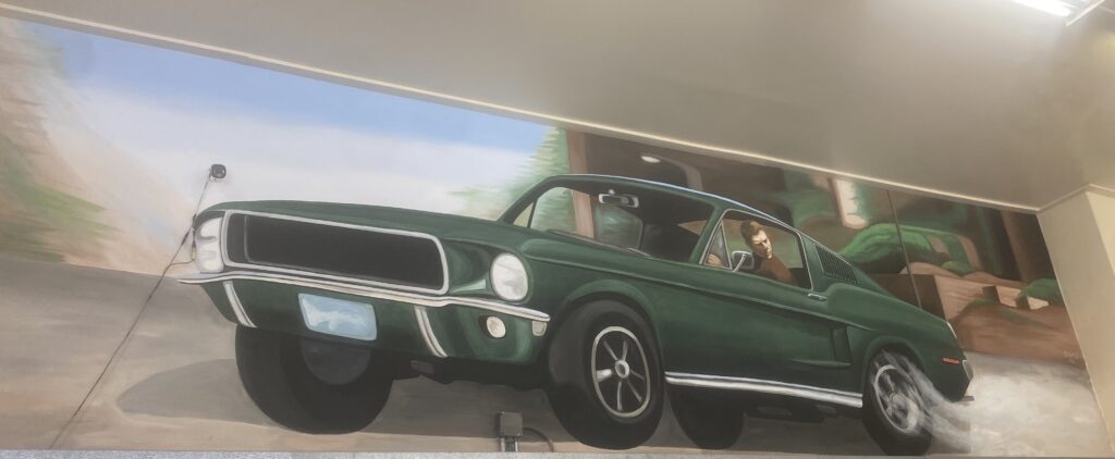 À l’intérieur de VJ Grocery, une fresque rappelle aujourd’hui le lien indissociable entre l’épicerie et Bullitt. Crédits : Tom Taptelis.
