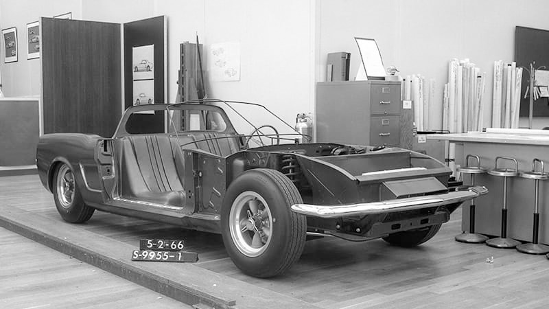 La voiture de faisabilité en cours de développement le 2 mai 1966. Dépourvue d'une grande partie de ses éléments de carrosserie, elle révèle l'ampleur des transformations apportées à la Mustang d'origine. Crédits : Ford Motor Company / Ford Archives