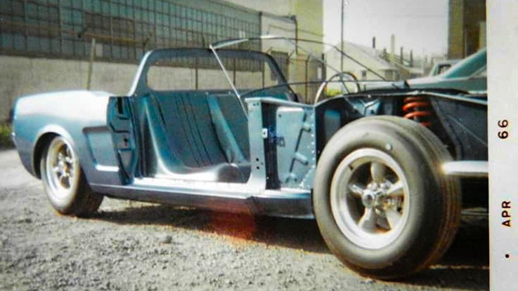 Avant la Mach 2, Ford utilise une Mustang convertible 1966 pour étudier la faisabilité d'une sportive à moteur central. Malgré les importantes transformations, la structure d'origine de la Mustang reste ici clairement visible. Crédits : Ford Motor Company / Ford Archives