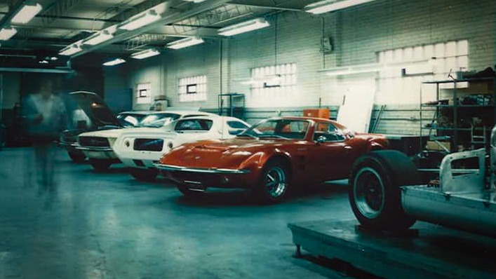 Les deux prototypes roulants de la Mach 2 réunis : la voiture rouge était notamment destinée aux présentations et aux essais routiers, tandis que la blanche était davantage orientée vers le développement en compétition. Plusieurs Mustang apparaissent également à leurs côtés. Crédits : Ford Motor Company / Ford Archives