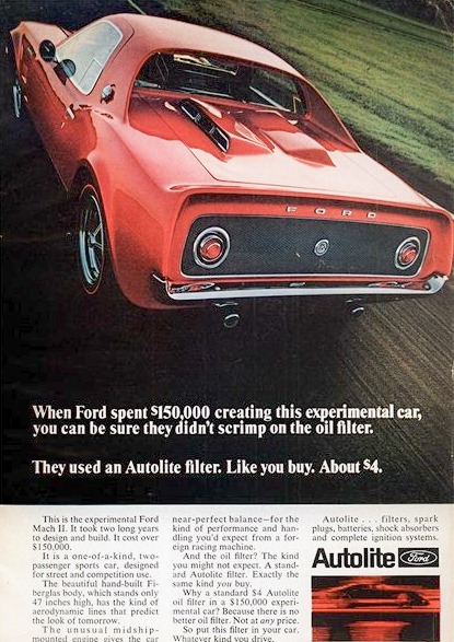 La Mach 2 sert de vedette à cette publicité Autolite. La marque affirme alors que Ford a dépensé 150 000 dollars pour cette voiture expérimentale, tout en rappelant avec humour qu'elle utilise un simple filtre à huile Autolite vendu quelques dollars. Crédits : Publicité Autolite, époque Ford Motor Company.
