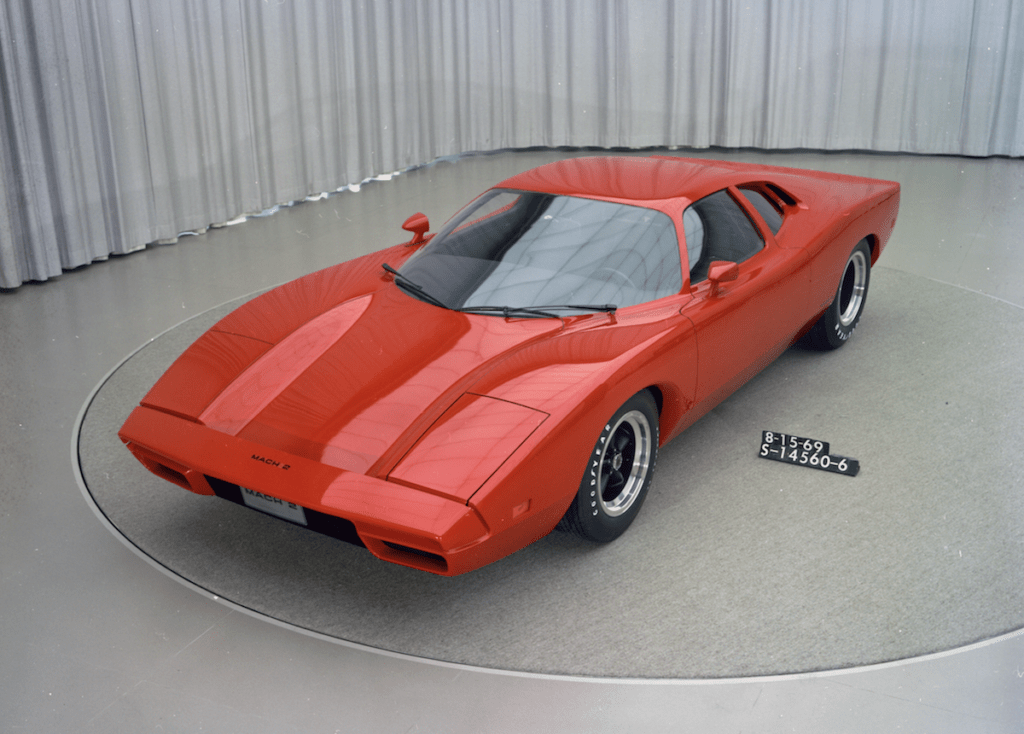 La Mach 2C étudiée en 1969 marque une évolution radicale du projet original. Développée sous l'ère de Bunkie Knudsen et associée au designer Larry Shinoda, elle constitue l'une des dernières tentatives de Ford pour donner une suite au programme Mach 2. Crédits : Ford Motor Company Archives