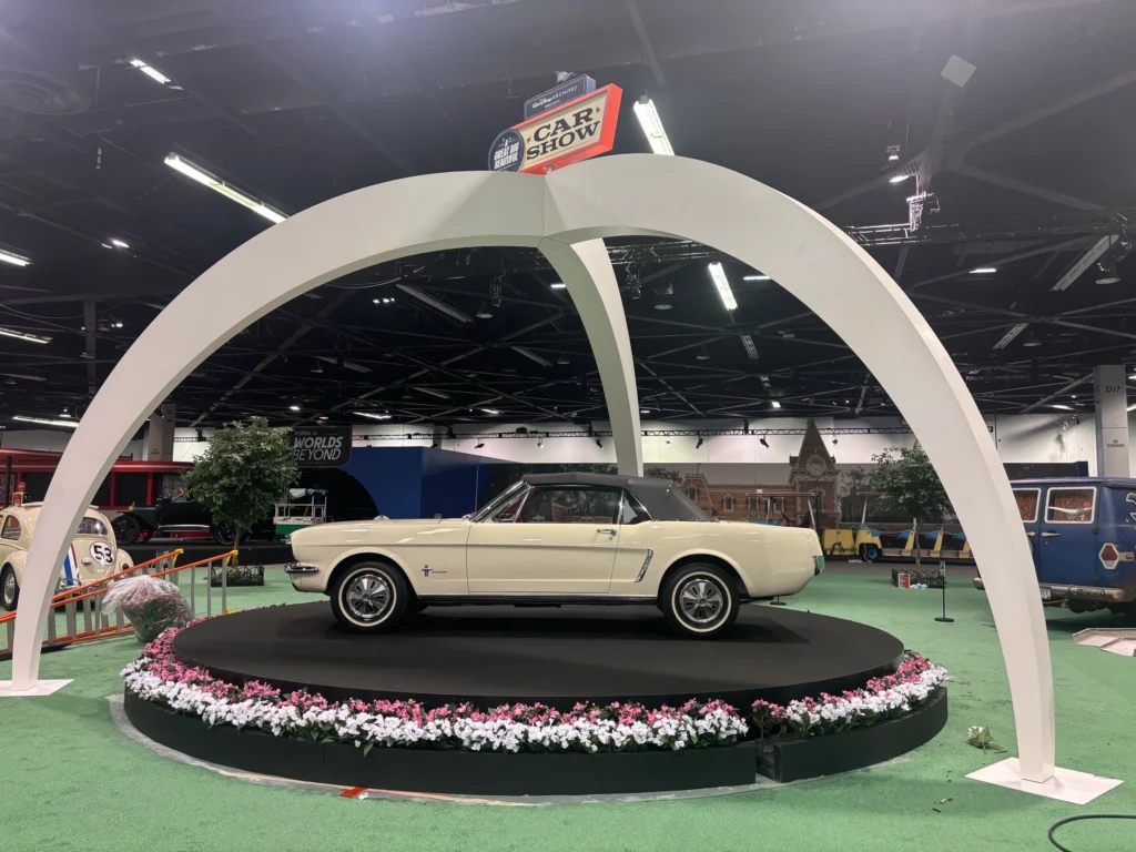 Ford Mustang 1965 exposée dans le pavillon Ford à la New York World's Fair