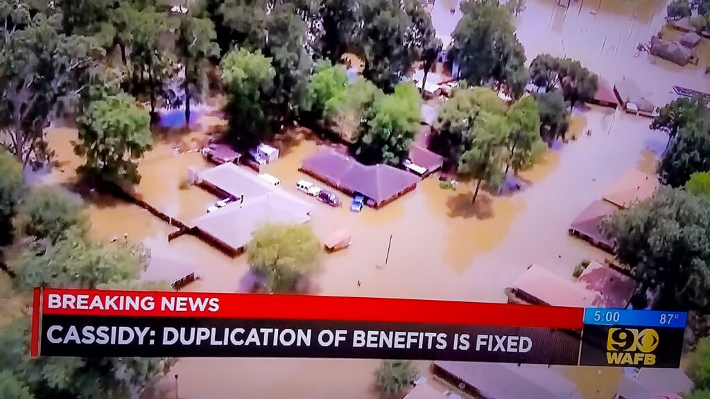 Le journal télévisé montre l'ampleur des inondations qui frappent le quartier de John à Baton Rouge durant l'été 2016.
