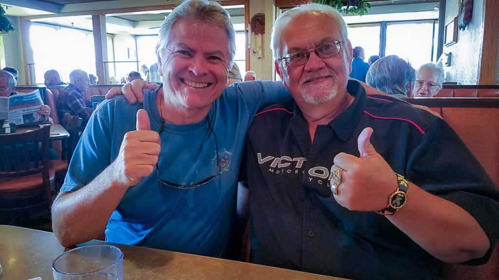 John et Gerald Green célèbrent une nouvelle étape de la restauration. Une aventure mécanique, mais surtout une belle histoire d'amitié.
