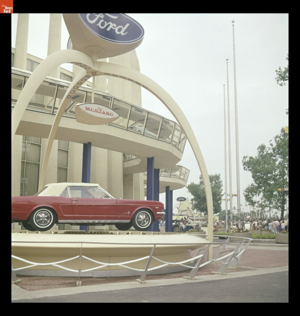 Ford Mustang devant le Wonder Rotunda à la New York World's Fair 1964-1965
